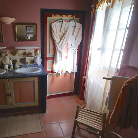 Les Chimeres Bed & Breakfast *